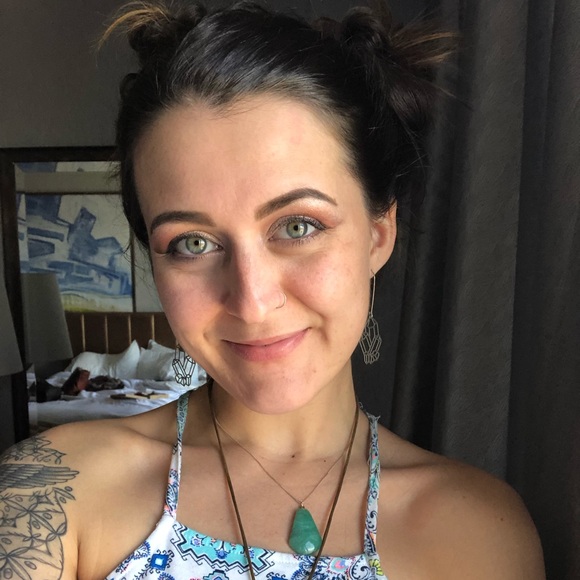 Meet your Posher, Cassandra - Picture 1 of 1